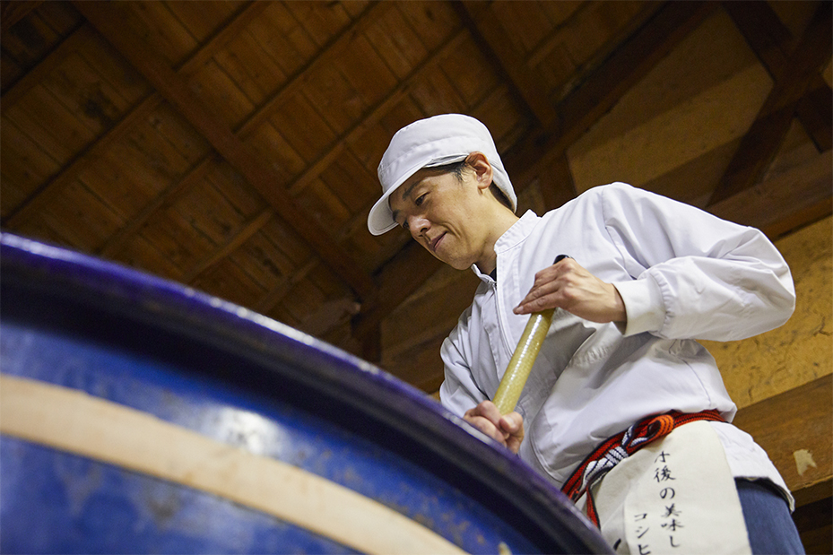 「櫂入れ」は、タンクの中の麹・蒸米・水を櫂棒で混ぜる工程。