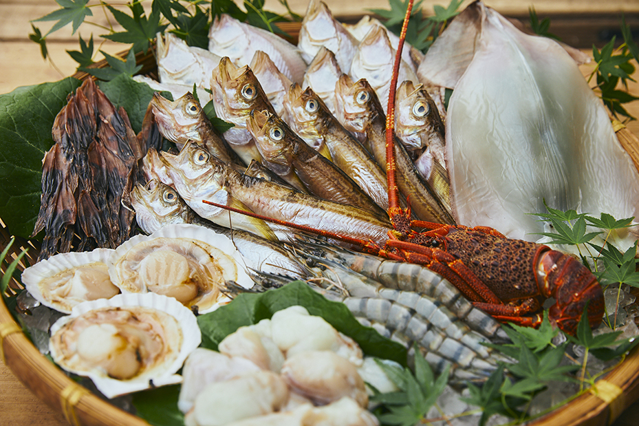 ふるさと納税に出品の、「地元魚屋セレクト海鮮BBQ ロブスター入り豪華8種の干物・魚介セット」