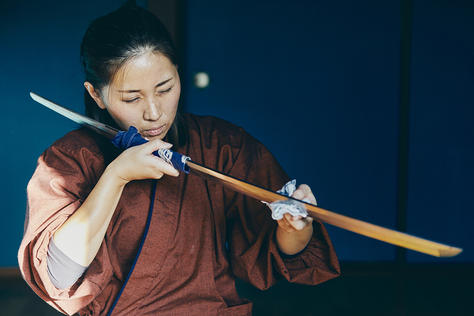 研師の黒本瑠美さん。およそ３週間かけて研磨し、日本刀の個性と美しさを最大限に引き出す。